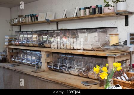 Verschiedene beliebte Lebensmittel, die in einem UK Zero Waste Store verkauft werden Stockfoto