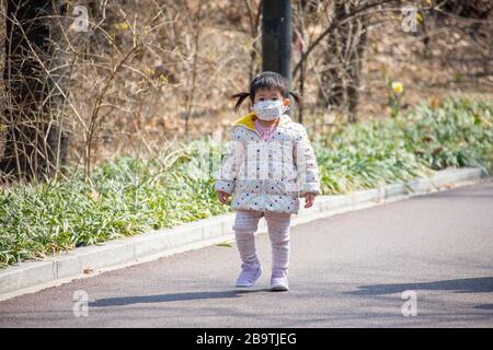 Junge Mädchen, die während der Coronavirus Pandemie in Seoul, Südkorea, Asien eine schützende Gesichtsmaske tragen Stockfoto