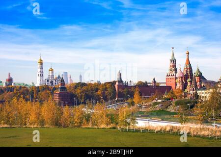 Panoramablick auf den Moskauer Kreml und die Kathedrale von Wassilij Selig aus dem Park Sarjadje im Herbst. Russland Stockfoto