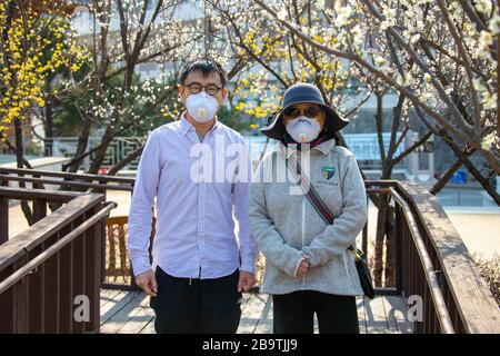 Mutter und Sohn Koreaner während der Coronavirus Pandemie in Seoul, Südkorea Stockfoto