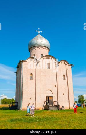 Veliky Nowgorod, Russland - 17. August 2018. Erlöserkirche an der Nereditsa - eine orthodoxe Kirche, die im Jahre 1198 erbaut wurde, eine der ältesten Kirchen Russlands in Veliky No Stockfoto