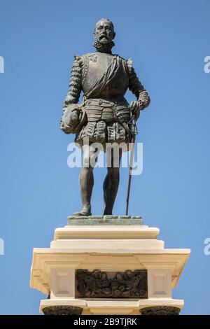 Santa-Marta-Kolumbien-24. Februar 2020: Rodrigo de Bastidas Statue, es ist wie ein Platz mit einem Denkmal für den Gründer der Stadt. Die Statue ist lokalisiert Stockfoto