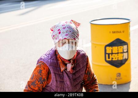 Ältere Frauen, die während der Coronavirus Pandemie in Seoul, Südkorea, eine schützende Gesichtsmaske tragen Stockfoto