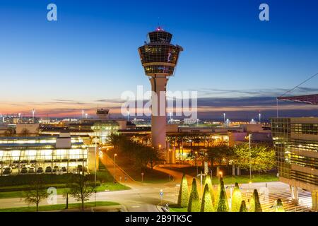 München, Deutschland - 26. Oktober 2019: Turm am Münchner Flughafen (MUC) in Deutschland. Stockfoto