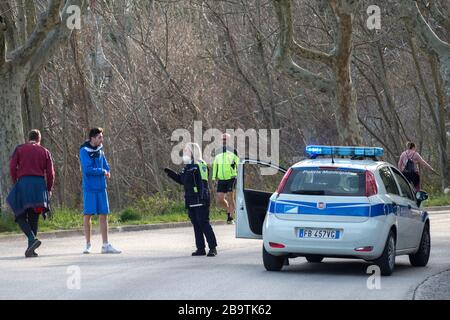 Campobasso,Molise Region,Italien:EIN Verkehrsgeschwaders ordnet Menschen, die Sport auf Coronavirus-Notfällen treiben, nach Hause zurück. Stockfoto