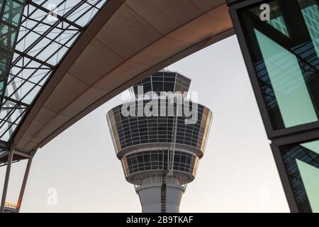 München, Deutschland - 26. Oktober 2019: Turm am Münchner Flughafen (MUC) in Deutschland. Stockfoto