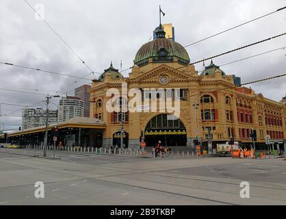 Melbourne, Australien. März 2020. Das mobile Foto zeigt nur wenige Menschen, die vor der Flinders Street Station in Melbourne, Australien, am 25. März 2020 stehen. Ab 15:00 Uhr Ortszeit am Mittwoch gibt es laut Gesundheitsministerium des Landes 2.423 bestätigte Fälle von COVID-19 in Australien. Credit: Gui Qing/Xinhua/Alamy Live News Stockfoto