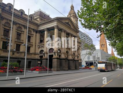 Melbourne, Australien. März 2020. Das mobile Foto, das am 25. März 2020 aufgenommen wurde, zeigt einen Bus, der an der Town Hall in Melbourne, Australien vorbeiführt. Ab 15:00 Uhr Ortszeit am Mittwoch gibt es laut Gesundheitsministerium des Landes 2.423 bestätigte Fälle von COVID-19 in Australien. Credit: Gui Qing/Xinhua/Alamy Live News Stockfoto