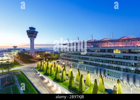 München, Deutschland - 26. Oktober 2019: München Airport Center MAC und Tower in Deutschland. Stockfoto