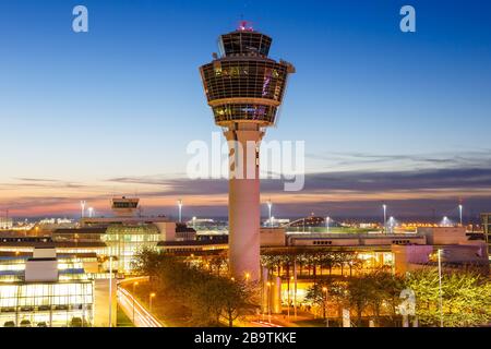 München, Deutschland - 26. Oktober 2019: Turm am Münchner Flughafen (MUC) in Deutschland. Stockfoto