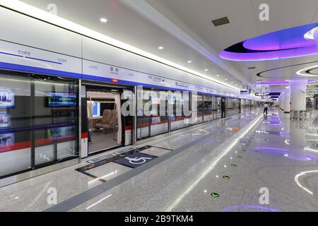 Peking, China - 30. September 2019: Cao Qiao Caoqiao Peking Daxing Airport Express MRT Metro Station in China. Stockfoto