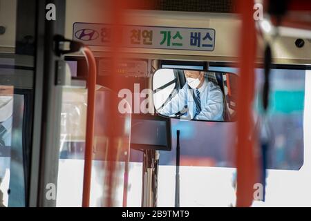 Busfahrer in Seoul, Südkorea, trägt während der Coronavirus-Pandemie eine schützende Gesichtsmaske Stockfoto