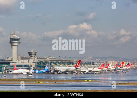 Istanbul, Türkei - 15. Februar 2019: Flugzeuge der Turkish Airlines am Flughafen Istanbul Atatürk (ist) in der Türkei. Stockfoto