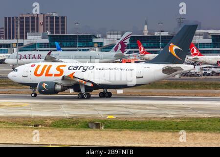 Istanbul, Türkei - 15. Februar 2019: ULS Airlines Cargo Airbus A310F Flugzeug am Flughafen Istanbul Atatürk (ist) in der Türkei. Airbus ist ein europäischer Luftverkehrshersteller Stockfoto