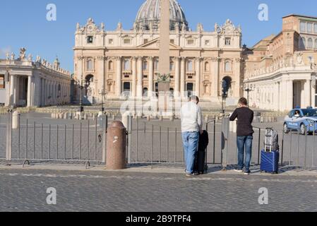 ROM, ITALIEN - 12. März 2020: Stadtpolizei und Carabinieri kontrollieren den Zugang zum Petersplatz des Vatikans, nur um nur sehr wenige Touristen zu finden. Toda Stockfoto