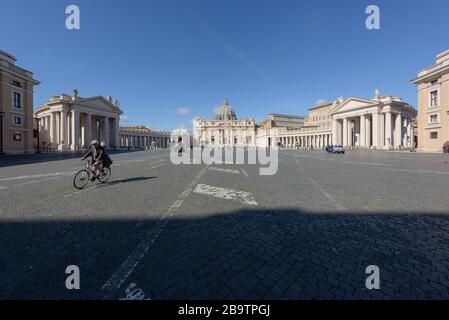 ROM, ITALIEN - 12. März 2020: Ein Mann fährt mit dem Fahrrad im freien Verkehr über die Via della Conciliazione, in der Nähe des Petersplatzes, Rom, Italien. Nach der Corona Stockfoto