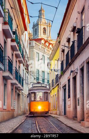 Lissabon, Portugal. Stadtbild der Straße von Lissabon, Portugal mit gelber Straßenbahn. Stockfoto