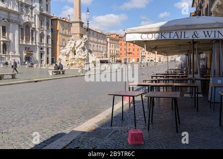 ROM, ITALIEN - 12. März 2020: Leere Restauranttische stehen entlang der Piazza Navona in Rom, Italien, zur Verfügung. Heute hat die italienische Regierung ein landesweites Gesetz erlassen Stockfoto