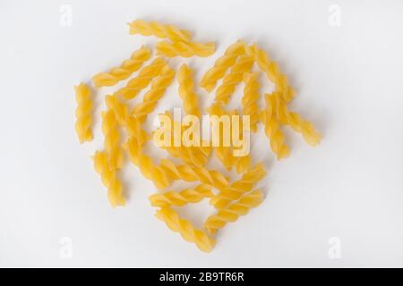 Uncooked Fusilli italienische Pasta vor weißem Hintergrund Stockfoto