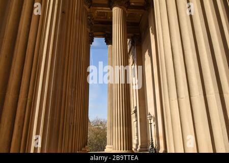 St Georges Hall Liverpool. Das Heim des Liverpool Registers Office und des ehemaligen Krongerichts mit den Zellen, die Sie noch besuchen. Stockfoto