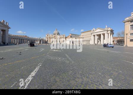 ROM, ITALIEN - 12. März 2020: Die Polizei kontrolliert die Bewegungen der Touristen um den heiligen Peter im Vatikan. Nach der Coronavirus-Pandemie ist Italien Nein Stockfoto