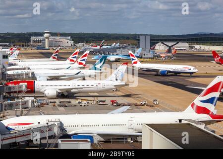 Gatwick, Großbritannien - 31. Juli 2018: Flugzeuge Flugzeugtypen symbolisches Foto am Flughafen London-Gatwick (LGW) in Großbritannien. Stockfoto