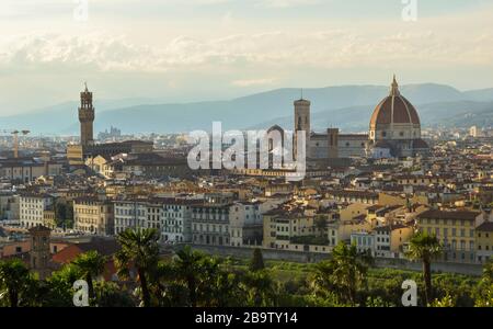 Altstadt von Florenz, Palazzo Vecchio und Dom (Kathedrale) von der Piazza Michelangelo, in der Toskana, Italien Stockfoto