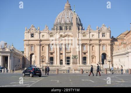 ROM, ITALIEN - 12. März 2020: Die Polizei kontrolliert die Bewegungen der Touristen um den heiligen Peter im Vatikan. Nach der Coronavirus-Pandemie ist Italien Nein Stockfoto