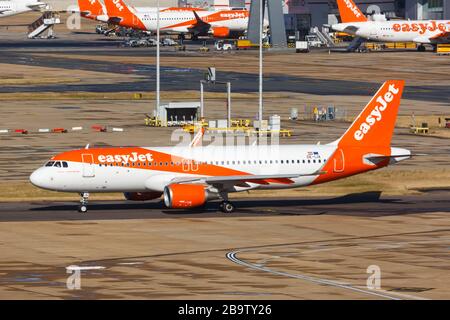 Gatwick, Großbritannien - 31. Juli 2018: EasyJet Europe Airbus A320 Airplane at London Gatwick Airport (LGW) in Großbritannien. Airbus ist ein Europa Stockfoto