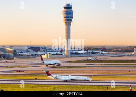 Atlanta, Georgia - 3. April 2019: Delta Connection Endeavour Air Bombardier CRJ-900 Airplane at Atlanta Airport (ATL) in Georgia. Stockfoto