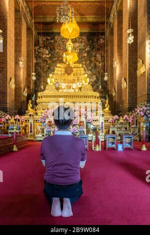 Getreue im Gebet, Statue des Goldenen Buddha, Phra Ubosot Gebetssaal, Wat Pho, Bangkok, Thailand Stockfoto