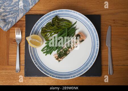 Gebackener Lachs mit Dill, grünen Bohnen und Brokkoli Stockfoto