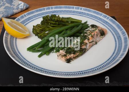 Gebackener Lachs mit Dill, grünen Bohnen und Brokkoli Stockfoto