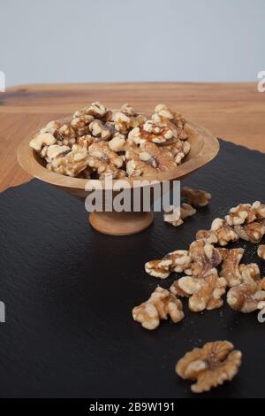 Walnüsse in eine kleine Holzschale Stockfoto