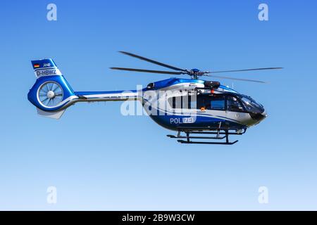 Stuttgart, 8. Mai 2018: Polizeihubschrauber Eurocopter H145 am Flughafen Stuttgart (STR) in Deutschland. Stockfoto