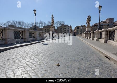 ROM, ITALIEN - 12. März 2020: Der beliebte Touristenort der Angelo-Brücke ist heute verlassen, ein seltener Anblick in Rom, Italien. Heute ist der Italiener gove Stockfoto
