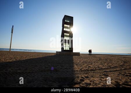 Ein Strand bei Sonnenaufgang in Barcelona, Spanien Stockfoto