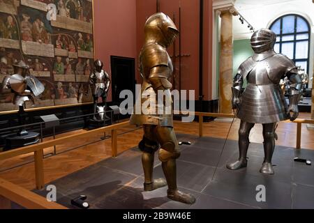 WIEN, ÖSTERREICH, 3. JULI 2016: Mittelalterarmeln im Kunsthistorischen Museum im Bereich "Sammlung von Waffen und Rüstungen" ausgestellt. Stockfoto