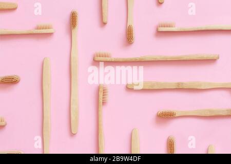 Draufsicht des zusammengesetzten Layouts mit organischen, abfallfreien Bambuszahnbürsten auf pinkfarbenem Hintergrund Stockfoto