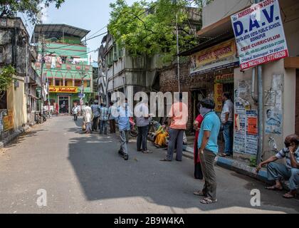 Kolkata, Indien. März 2020. Die Menschen in Kalkutta sind damit beschäftigt, den täglichen Bedarf mit Vorkehrungen in der vorgegebenen Zeit auf verschiedenen Märkten zu erwerben. Premierminister Narendra Modi kündigte gestern eine vollständige Sperre an, die in Indien ab 24. März Mitternacht aufgrund der Zunahme positiver Fälle des neuartigen Corona-Virus im Land beginnt. (Foto von Amlan Biswas/Pacific Press) Credit: Pacific Press Agency/Alamy Live News Stockfoto