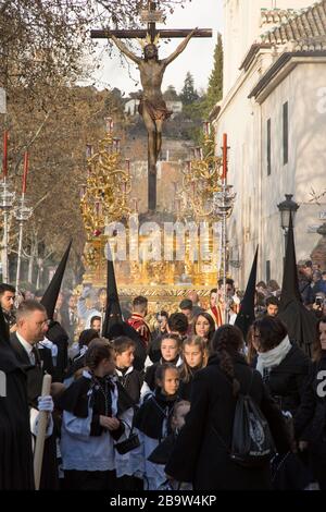 Prozession von San Isidro, Pfarrei Armilla, von ihrer Kirche zur Kathedrale in Granada, Spanien, während der Osterwoche. Stockfoto
