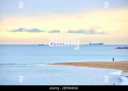 Ein Strand bei Sonnenaufgang in Barcelona, Spanien Stockfoto