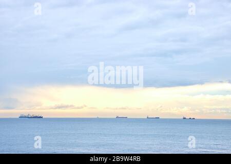 Ein Strand bei Sonnenaufgang in Barcelona, Spanien Stockfoto