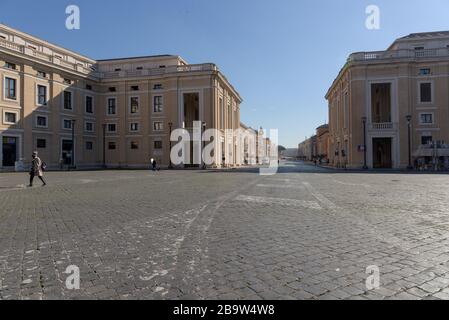 ROM, ITALIEN - 12. März 2020: Stadtpolizei und Carabinieri kontrollieren den Zugang zum Petersplatz des Vatikans, nur um nur sehr wenige Touristen zu finden. Toda Stockfoto