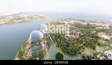 Ein Tag mit Panoramablick auf DEN WALD DER WOLKE, DIE BLUMENKUPPEL und DIE GÄRTEN AN DER BUCHT in Singapur Stockfoto