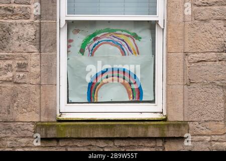 Killearn, Stirlingshire, Schottland, Großbritannien. März 2020. rainbow Trail Bilder und bunting Pop up in der Ortschaft Killearn in Stirlingshire, um während der Coronavirus-Krise die Moral zu steigern und Kinder auf ihren täglichen Wanderungen zu unterhalten Credit: Kay Roxby/Alamy Live News Stockfoto