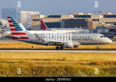 Los Angeles, Kalifornien - 14. April 2019: Flugzeug American Eagle Embraer 175 auf dem internationalen Flughafen von Los Angeles (LAX) in Kalifornien. Stockfoto