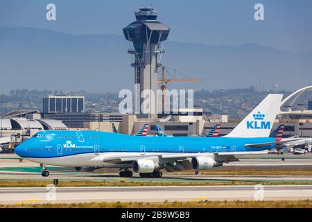 Los Angeles, Kalifornien - 14. April 2019: KLM Royal Dutch Airlines Boeing 747-400 Flugzeug auf dem internationalen Flughafen von Los Angeles (LAX) in Kalifornien. Stockfoto