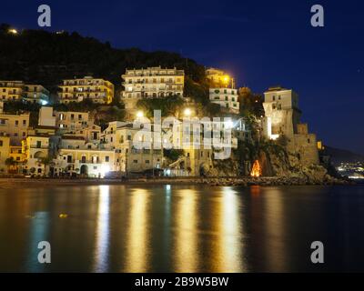 Blick auf die Stadt Cetara, an der Amalfiküste in Italien Stockfoto