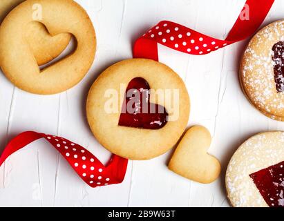 Traditioneller Linzer Plätzchen mit Erdbeermarmelade, Draufsicht Stockfoto